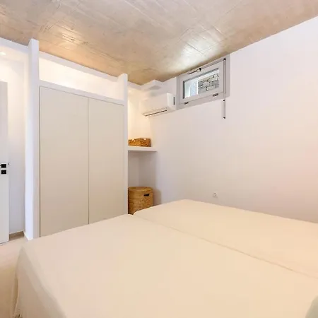 Black Pearl - Sea Front Villa